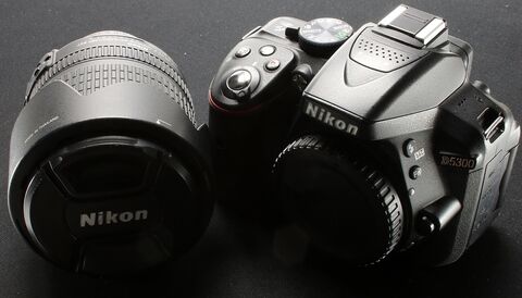Nikon D5300 SLR-Digitalkamera 24.2 MP KIT AF-S DX 18-105 VR Objektiv