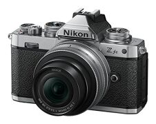 Nikon Z fc KIT Z DX 16-50 mm 1:3.5-6.3 VR Silver Edition (20.9 MP, OLED-Sucher mit 2.36 Millionen Bildpunkten, 11 Bilder pro Sekunde, Hybrid AF mit Fokus-Assistent, ISO 100-51.200, 4K UHD-Video)